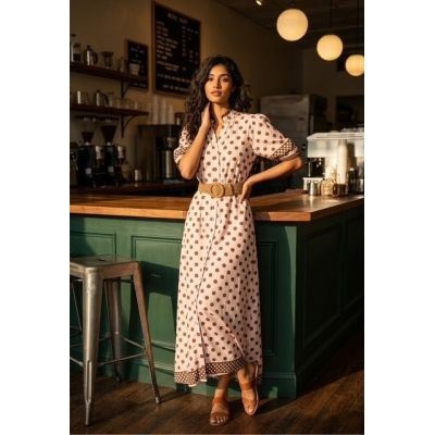 Angelina Lysrosa med brune prikker.